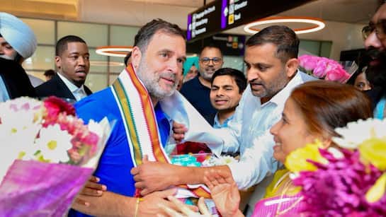 चुनाव आयोग पर राहुल गांधी: राहुल गांधी अमेरिका में चुनाव आयोग पर आरोप लगाने के बाद समर्थकों से मिलते हुए।