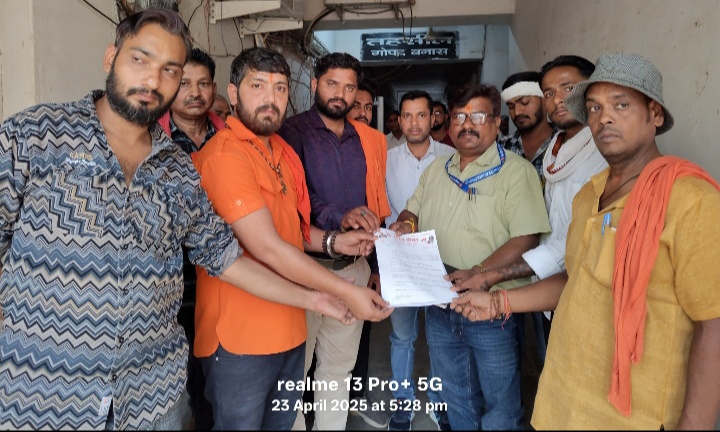 इंदौर में शिवसेना कार्यकर्ताओं द्वारा जम्मू-कश्मीर आतंकी हमले के विरोध में राष्ट्रपति को ज्ञापन सौंपा गया"