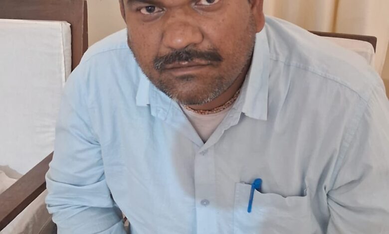 लोकायुक्त कार्रवाई में GRS रिश्वत लेते रंगे हाथ पकड़ा गया रीवा। लोकायुक्त संगठन रीवा की टीम ने 25 अप्रैल 2025 को एक बड़ी लोकायुक्त कार्रवाई को अंजाम दिया। शहडोल जिले के ग्राम पंचायत छूदा में पदस्थ ग्राम रोजगार सहायक (GRS) को ₹10,000 की रिश्वत लेते रंगे हाथ