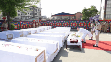 पहलगाम आतंकी हमले के मृतकों को श्रद्धांजलि देते अमित शाह।"