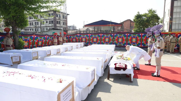 पहलगाम आतंकी हमले के मृतकों को श्रद्धांजलि देते अमित शाह।"